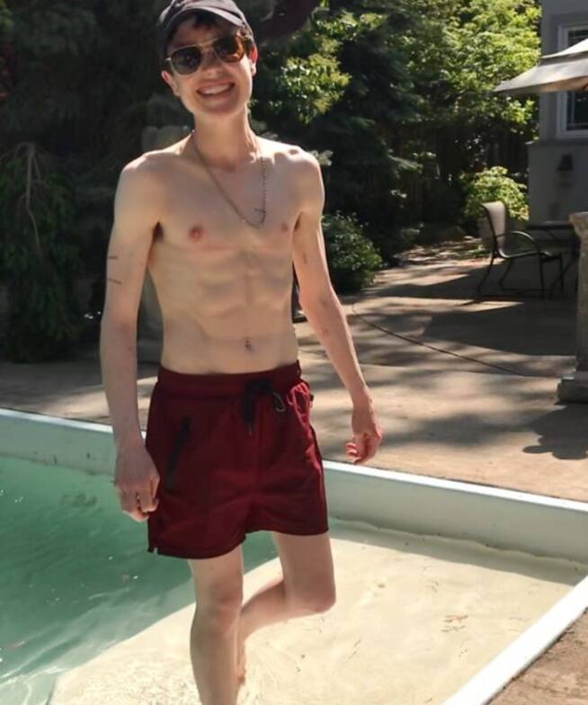 Elliot Page comparte primera foto en traje de baño luego de su transición