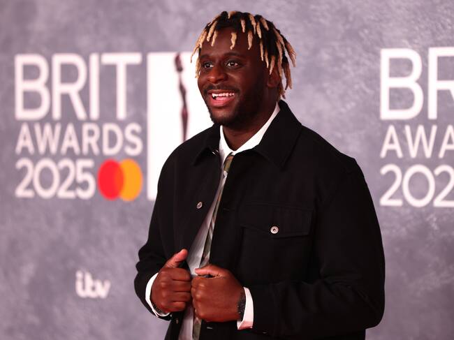 Myles Smith, un look muy clásico en la alfombra roja de los premios BRIT 2025