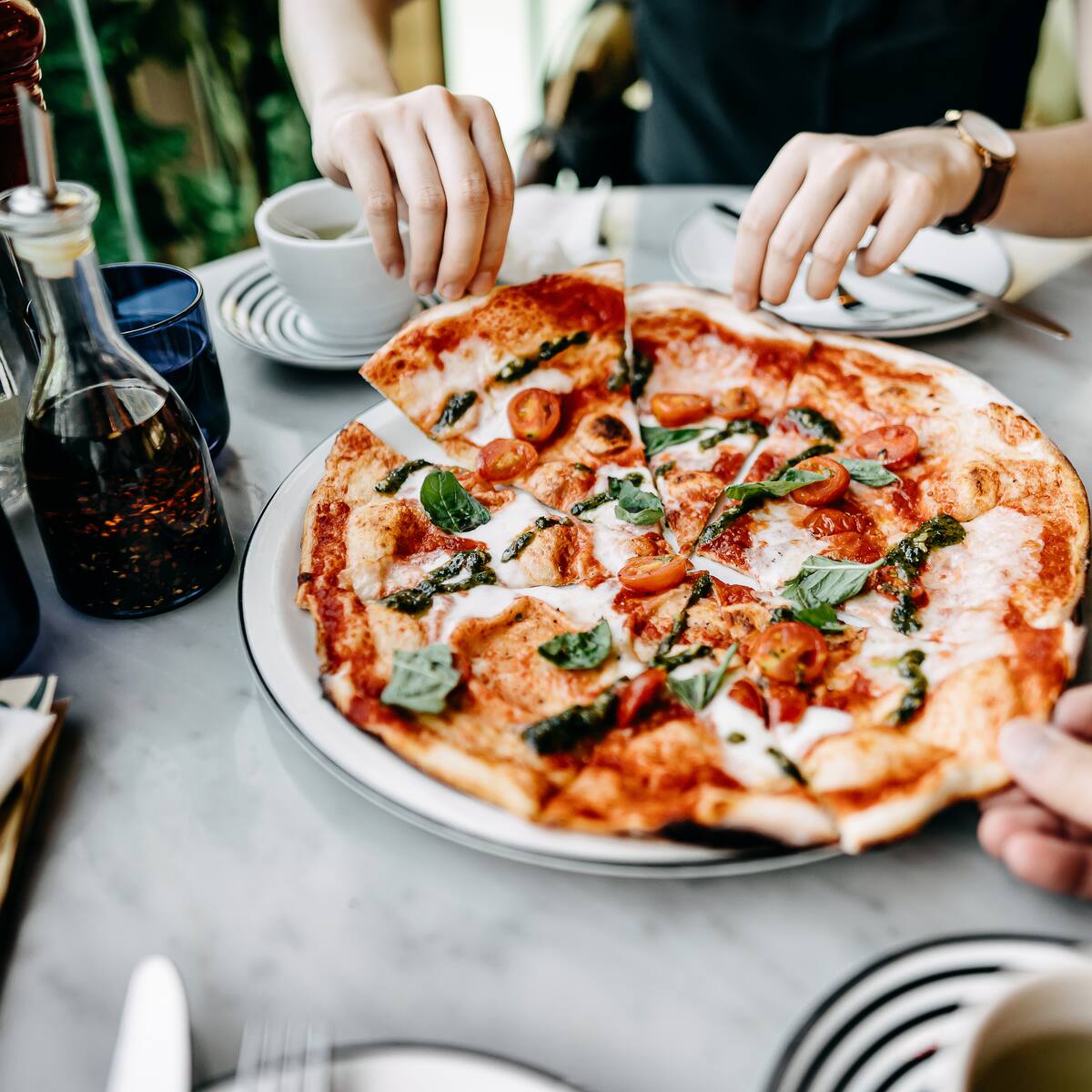 El libro de las buenas intenciones resuelve la eterna duda de la pizza: ¿comer con las manos o con cubiertos?