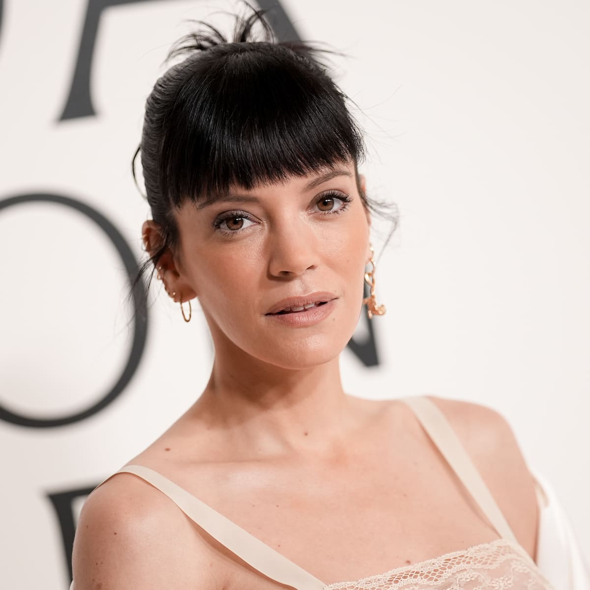 El auténtico 'vestido de la venganza':Lily Allen se enfunda en los recibos de los regalos que su ex hizo a otra mujer