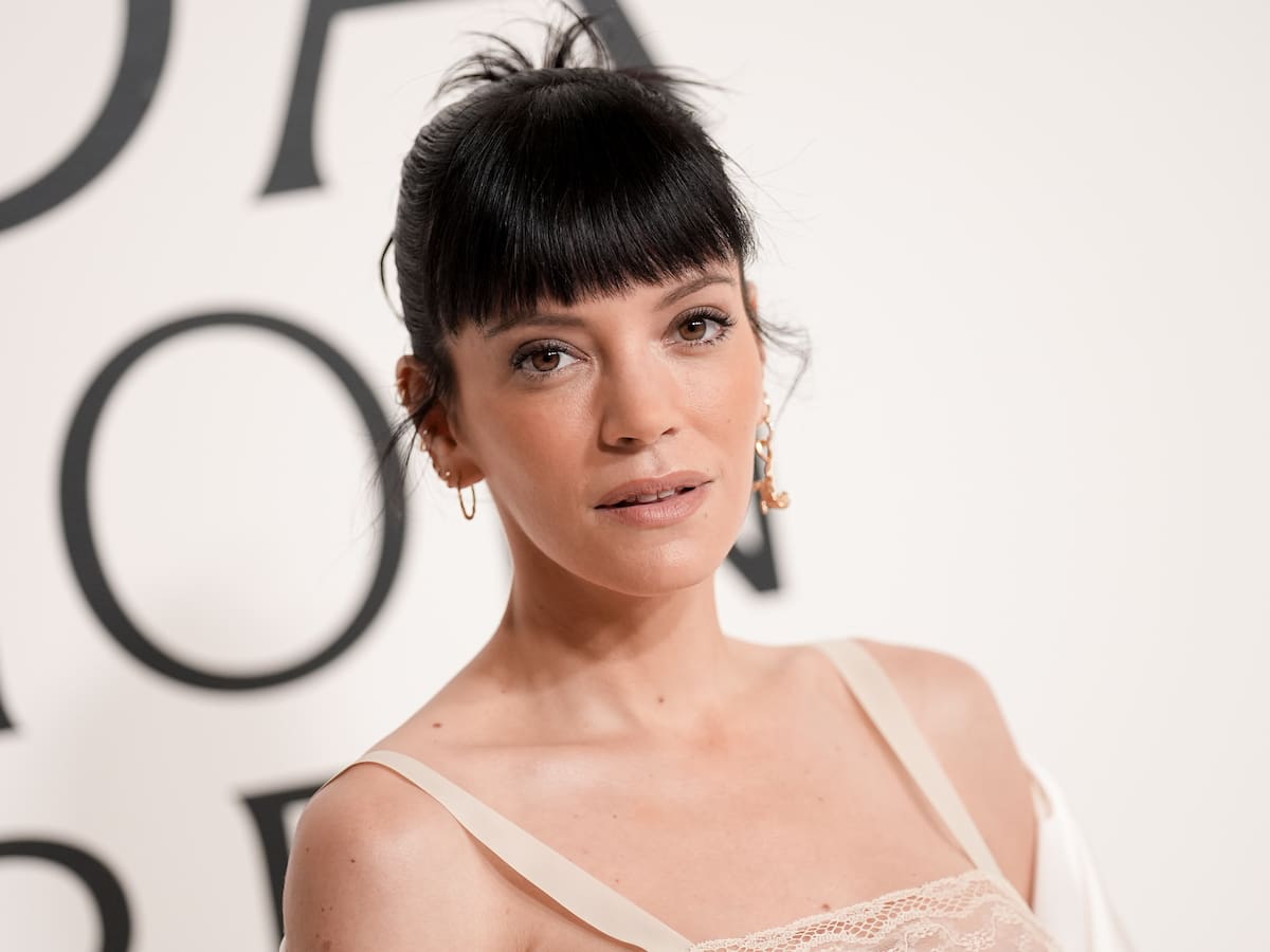 El auténtico 'vestido de la venganza':Lily Allen se enfunda en los recibos de los regalos que su ex hizo a otra mujer