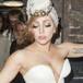Lady Gaga se cayó al piso... pero con mucho estilo