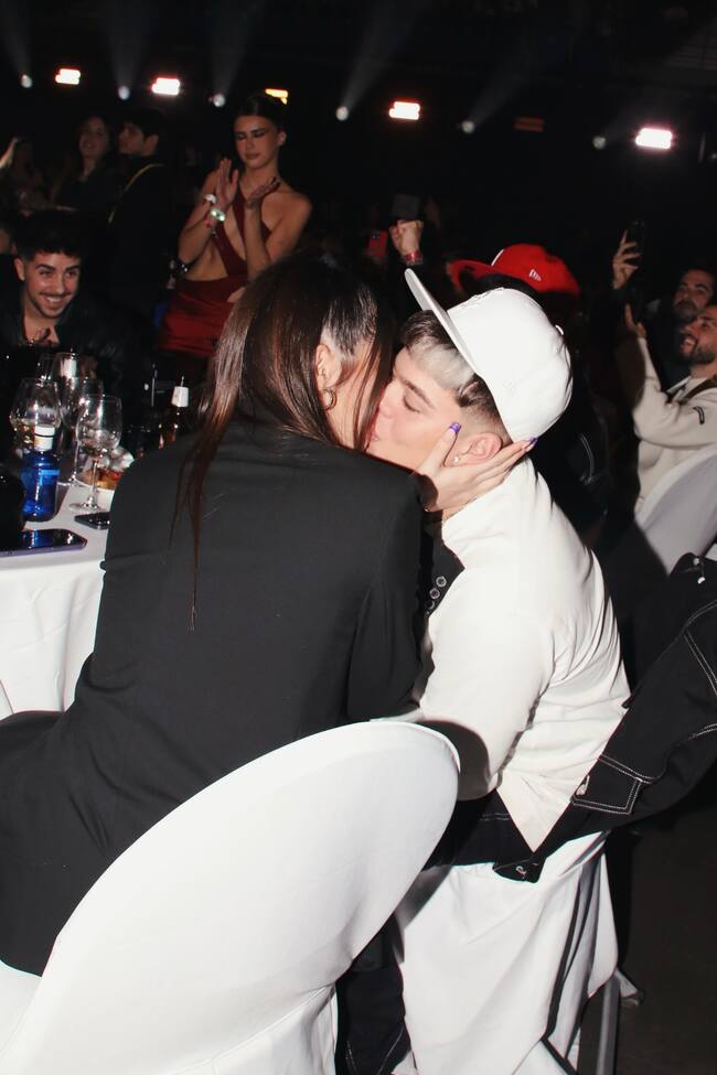 Saiko y su chica se dan un apasionado beso durante la gala. El granadino ganó el premio a Artista o Grupo Revelación Urbano.