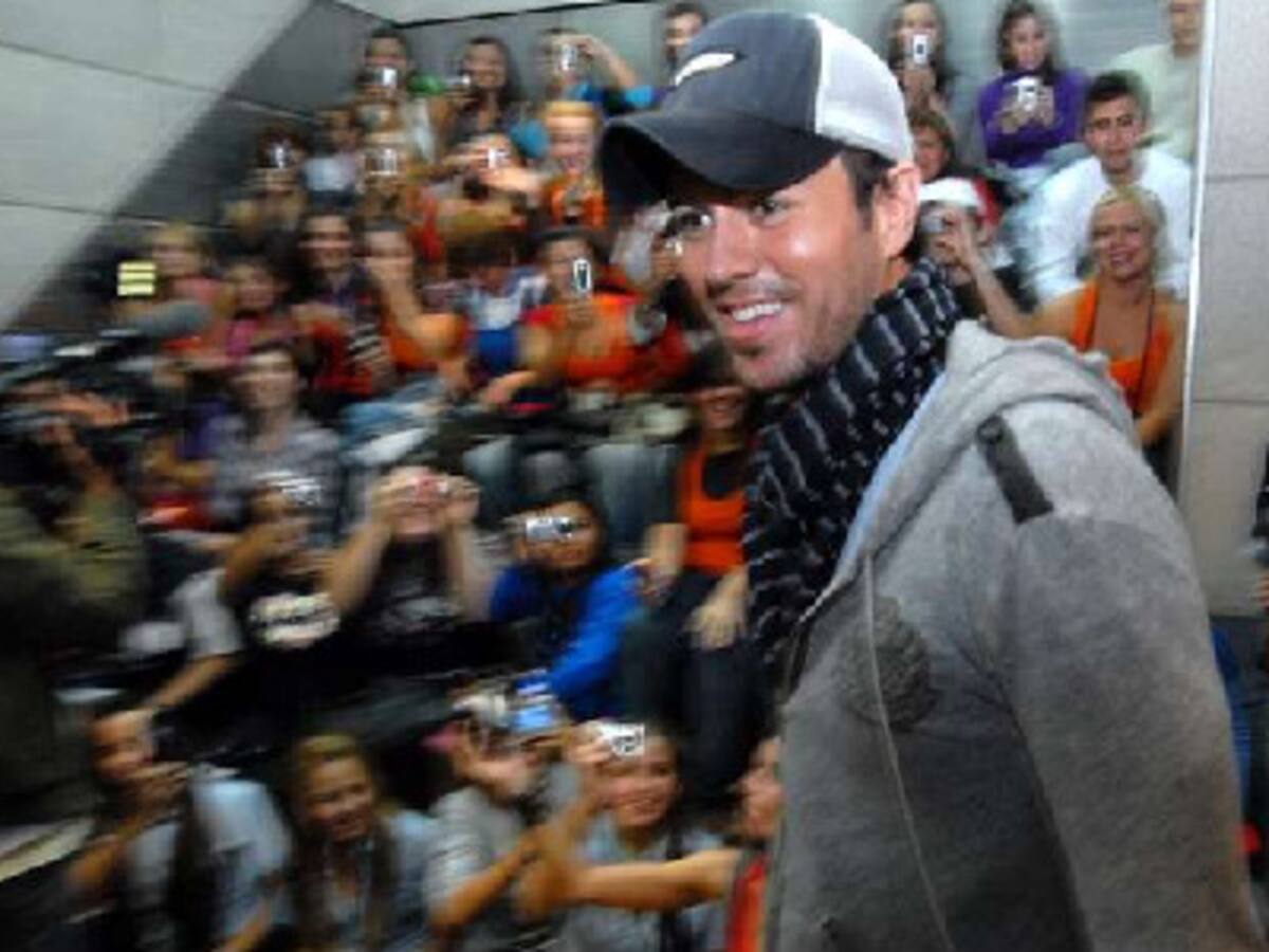 Asi entraba Enrique a el estudio mayor de los 40 principales....