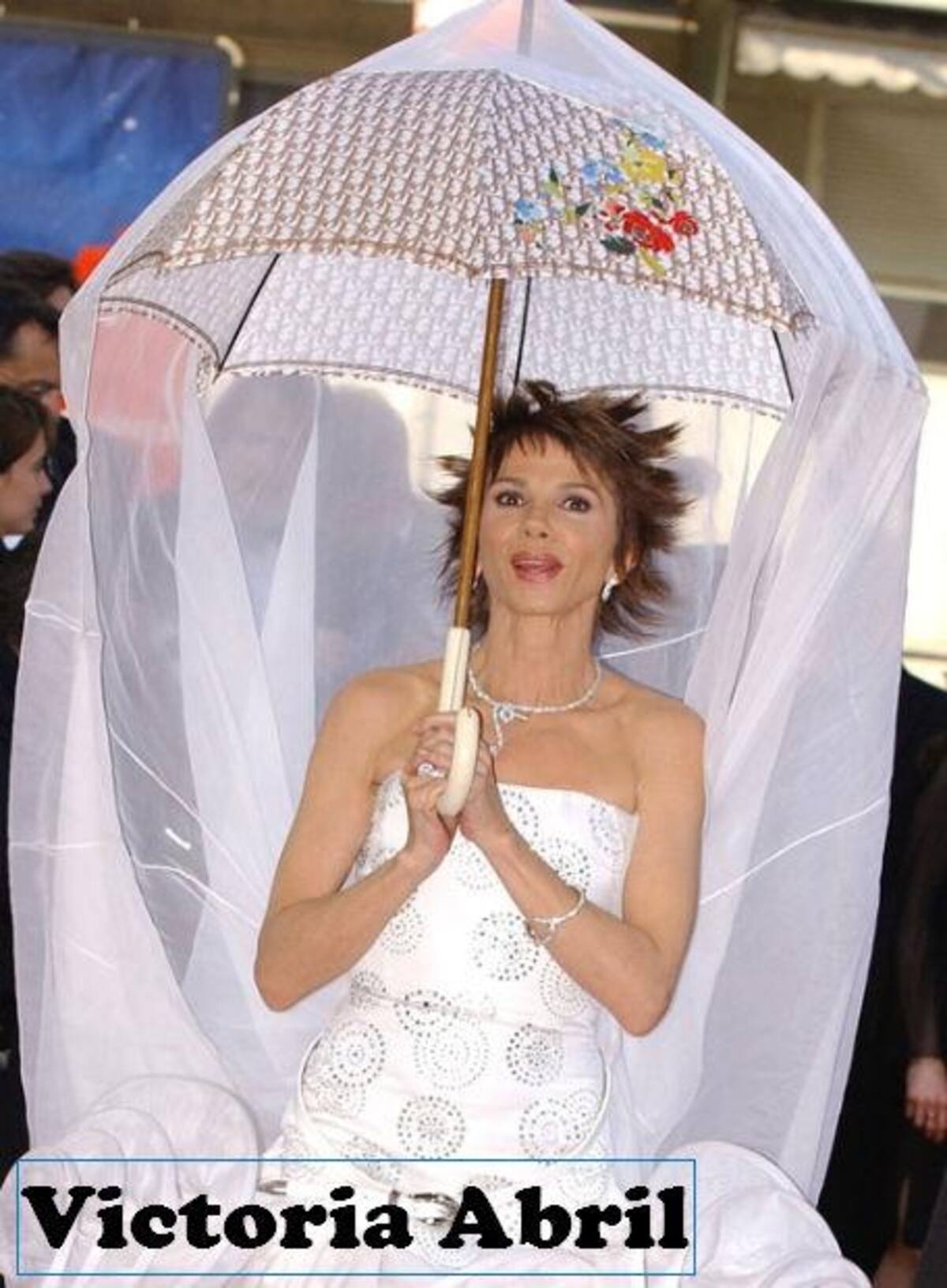 Si te pensabas que las cosas modernas, excéntricas y originales eran de esta época estás muy equivocada. O sino echa un vistazo al modelito que lució Victoria Abril en el festival de Cannes en 2005. ¿Boda o mosquitera? Ese paraguas a lo Mary Poppins con velo y mosquitera incluida y esos pelos como si hubiese metido los dedos en un enchufe. Victoria está insuperable.