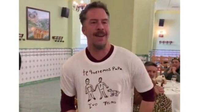 Nacho Palau recibe un regalo de sus hijos antes de irse a 'Supervivientes 2022'.