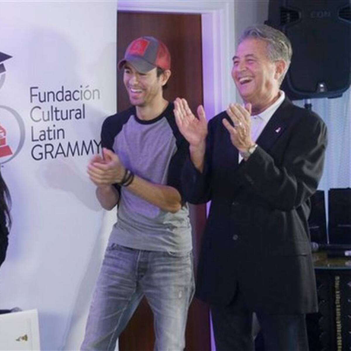 Enrique Iglesias entrega beca