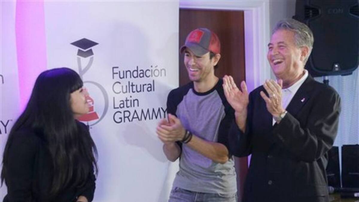 Enrique Iglesias entrega beca