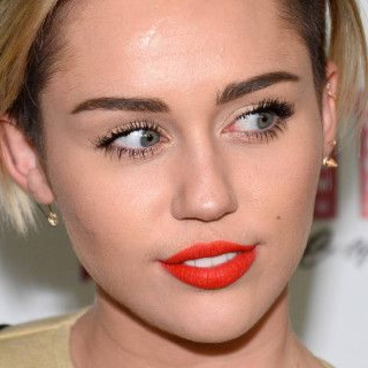 Miley Cyrus cantó con Pamela Anderson y terminó en topless