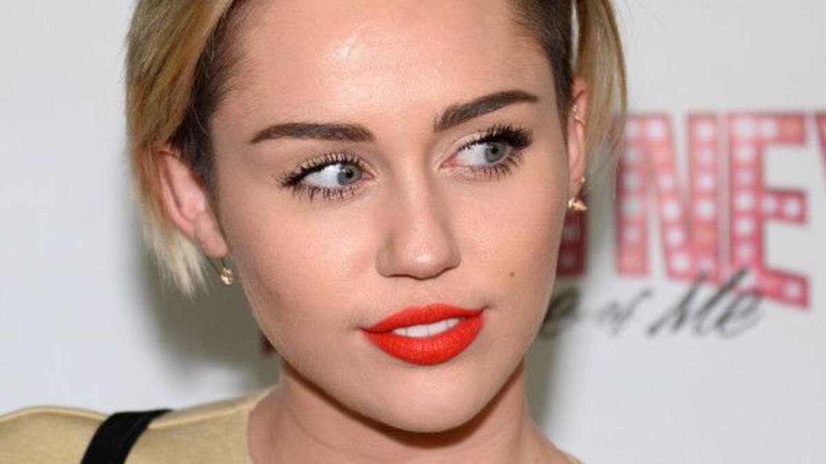 Miley Cyrus cantó con Pamela Anderson y terminó en topless