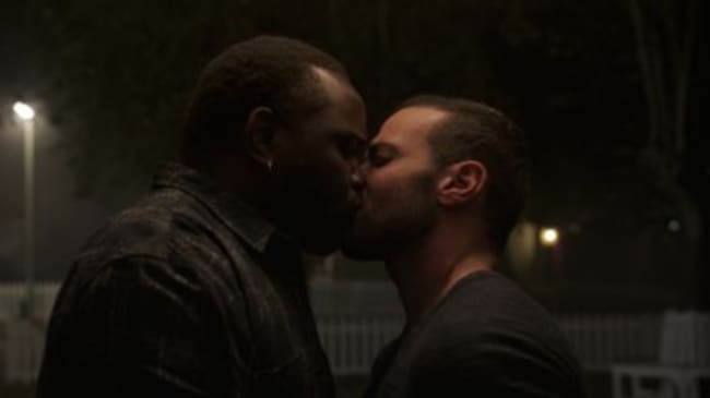 Phastos y su marido en el primer beso LGTB de Marvel Studios.