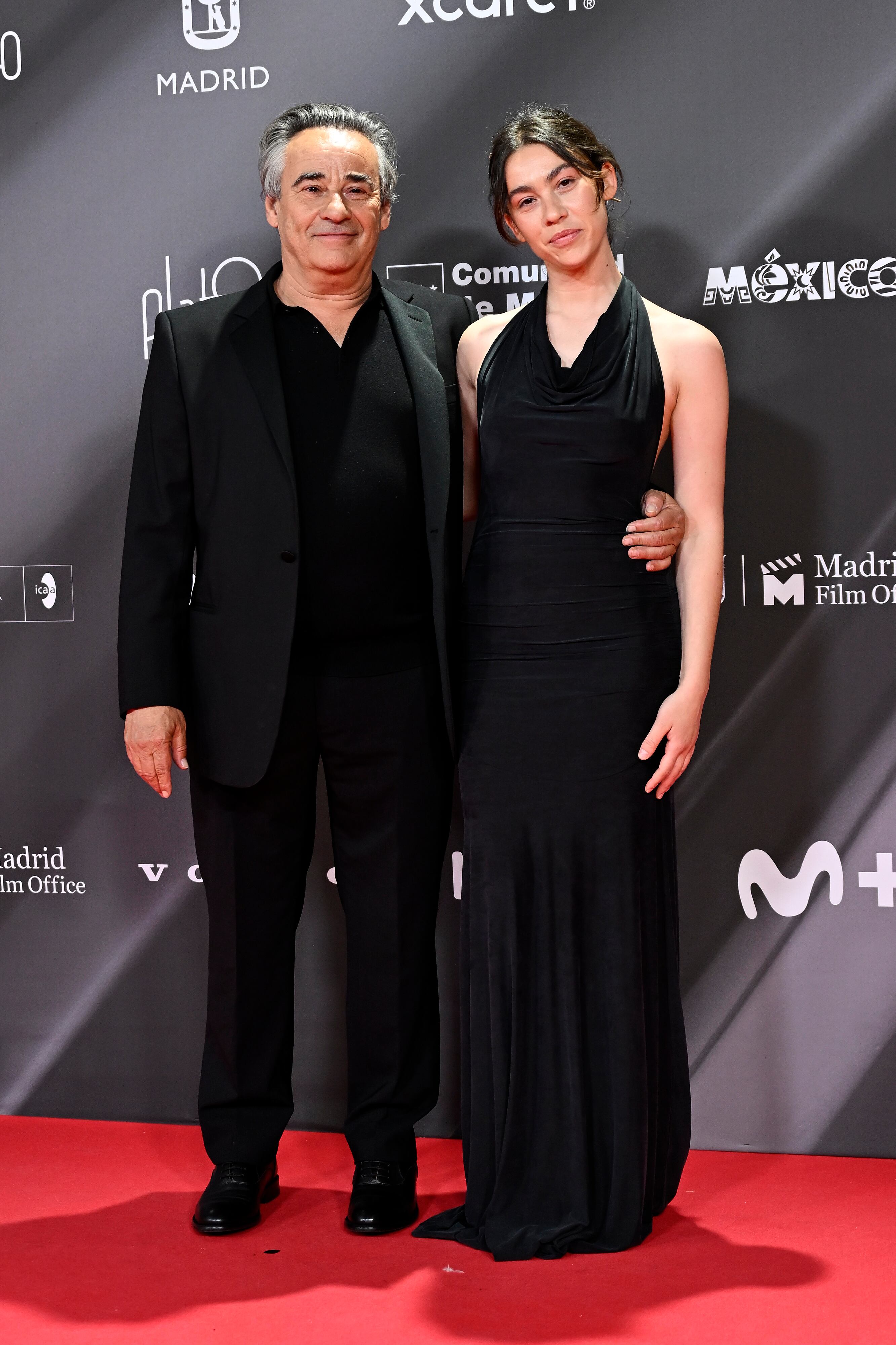 Los Premios Platino también se han vivido en familia y ha sido todo un privilegio ver posando juntos a Eduard Fernández y su hija Greta Fernández, ambos de riguroso negro.