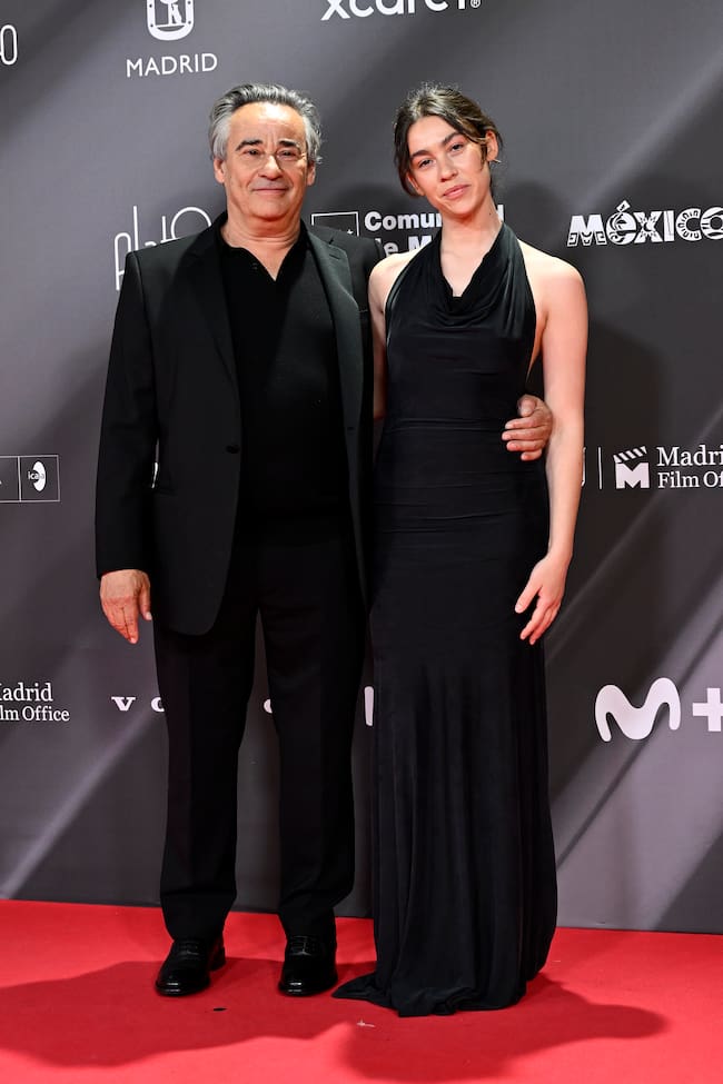 Los Premios Platino también se han vivido en familia y ha sido todo un privilegio ver posando juntos a Eduard Fernández y su hija Greta Fernández, ambos de riguroso negro.