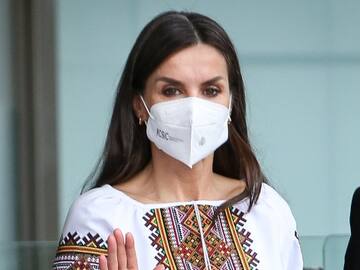 Letizia apoya a Ucrania vistiendo una camisa tradicional ©copyright los40.com