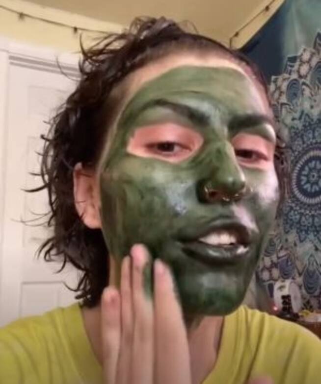 Se puso una mascarilla de clorofila y se le pintó la cara verde
