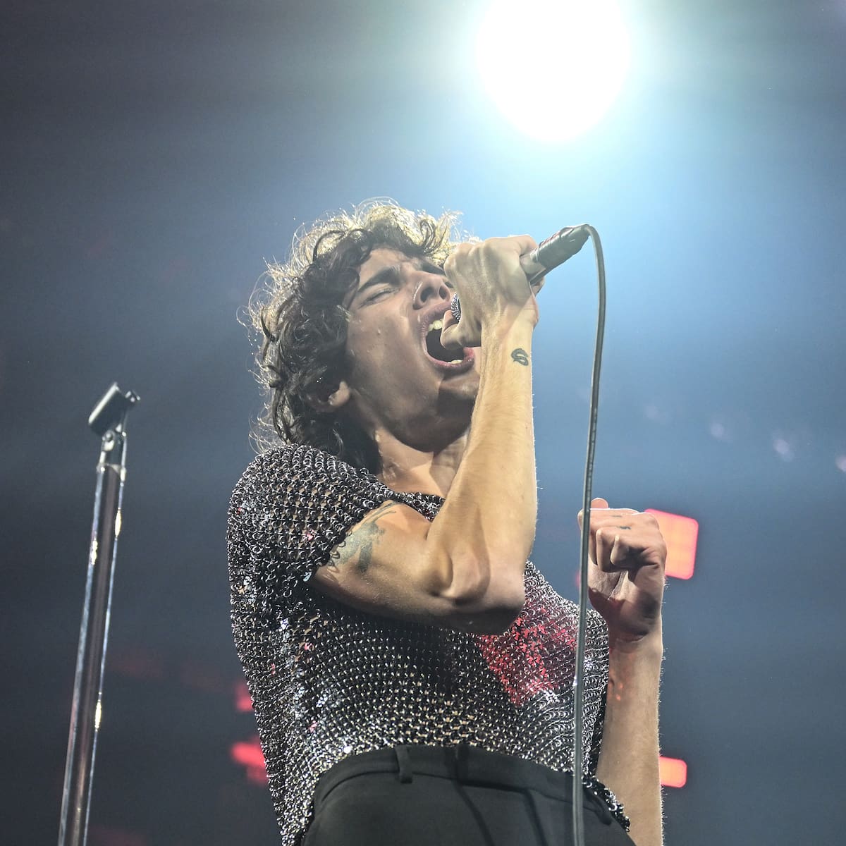 El fenómeno sombr llega a Madrid y enciende su primera arena europea