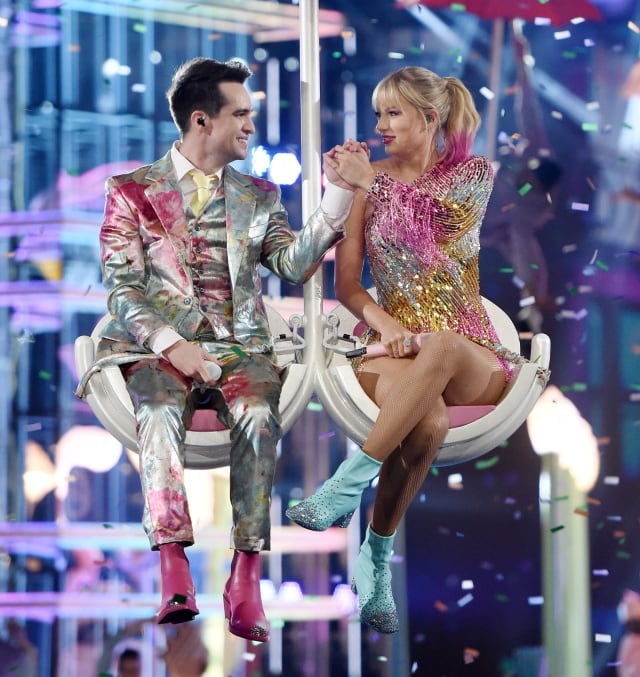 Swift y Urie actuando en los BBMAs 2019