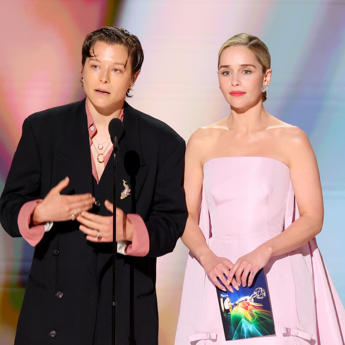 Emilia Clarke y Emma D’Arcy hablando Alto Valyrio en los Premios Emmy 2026 nos devolvió de golpe al universo ‘Juego de Tronos’