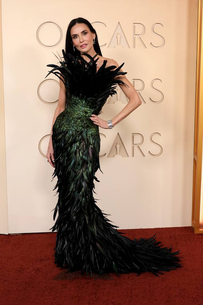 El año pasado estuvo nominada a mejor actriz por La sustancia, y este año, ha podido llegar con menos nervios, pero igual de espectacular con este vestido de plumas de Gucci en negro y verde que resaltaba su delgada figura de la que tanto se ha hablado últimamente.