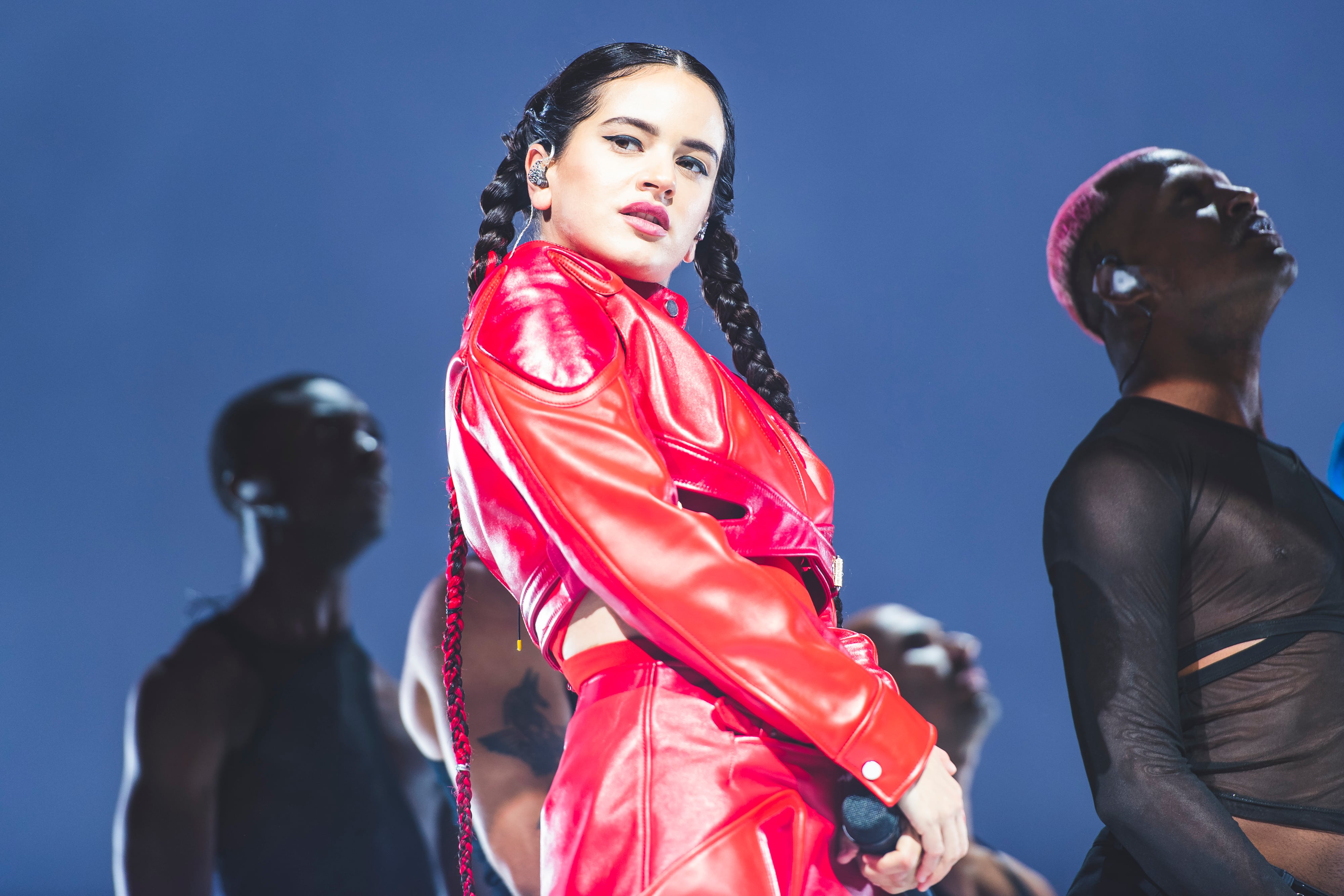 Rosalía actúa en el escenario durante la gira Motomami en el WiZink Center. (Foto de Mariano Regidor/Redferns)
