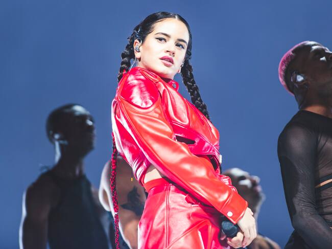 Rosalía actúa en el escenario durante la gira Motomami en el WiZink Center. (Foto de Mariano Regidor/Redferns)