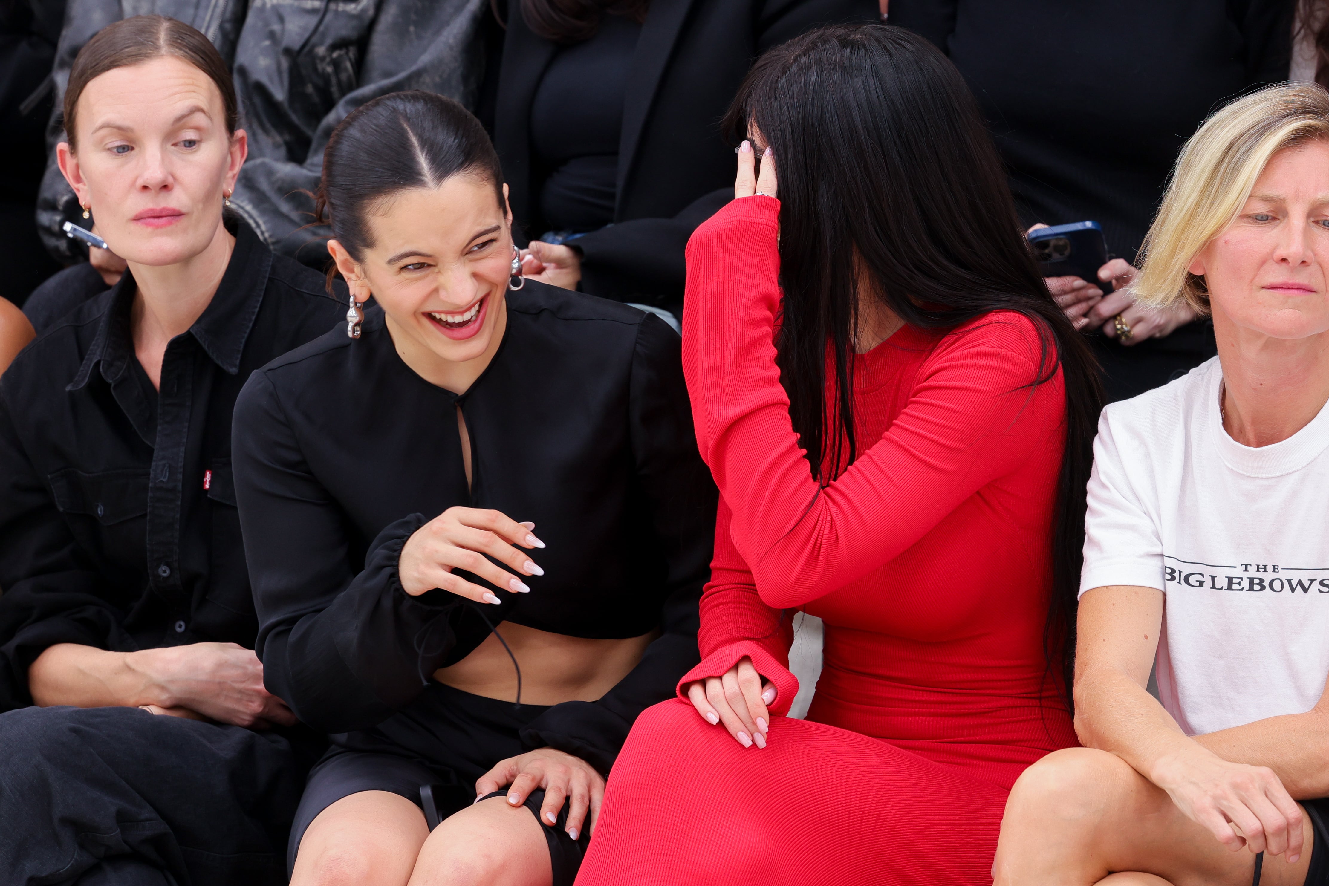 Rosalía y Kylie Jenner, cómplices en el desfile de Acne Studio en la Semana de la Moda de París.