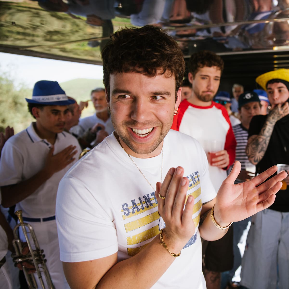 Quevedo nos llena de vibes veraniegas con ‘Scandic’, un reguetón que nos invita a visitar La Palma