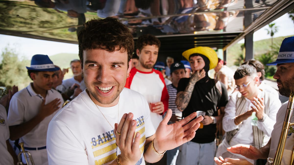 Quevedo nos llena de vibes veraniegas con ‘Scandic’, un reguetón que nos invita a visitar La Palma