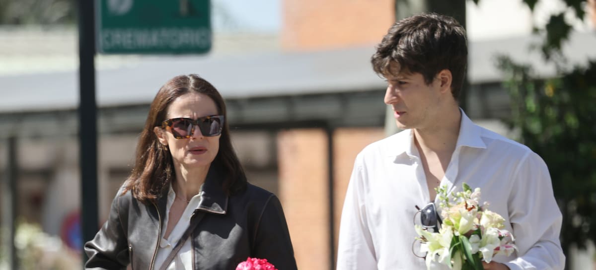 Aitana Sánchez Gijón dice adiós a su madre, Fiorella de Angelis, junto a sus hijos.