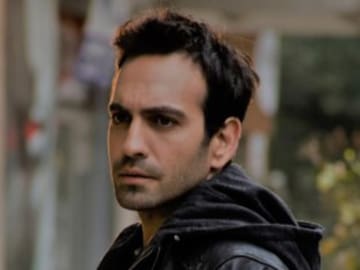 Así es Bugra Gülsoy: el actor de ‘Mi Hija’ (Antena 3) es arquitecto y ha escrito dos novelas