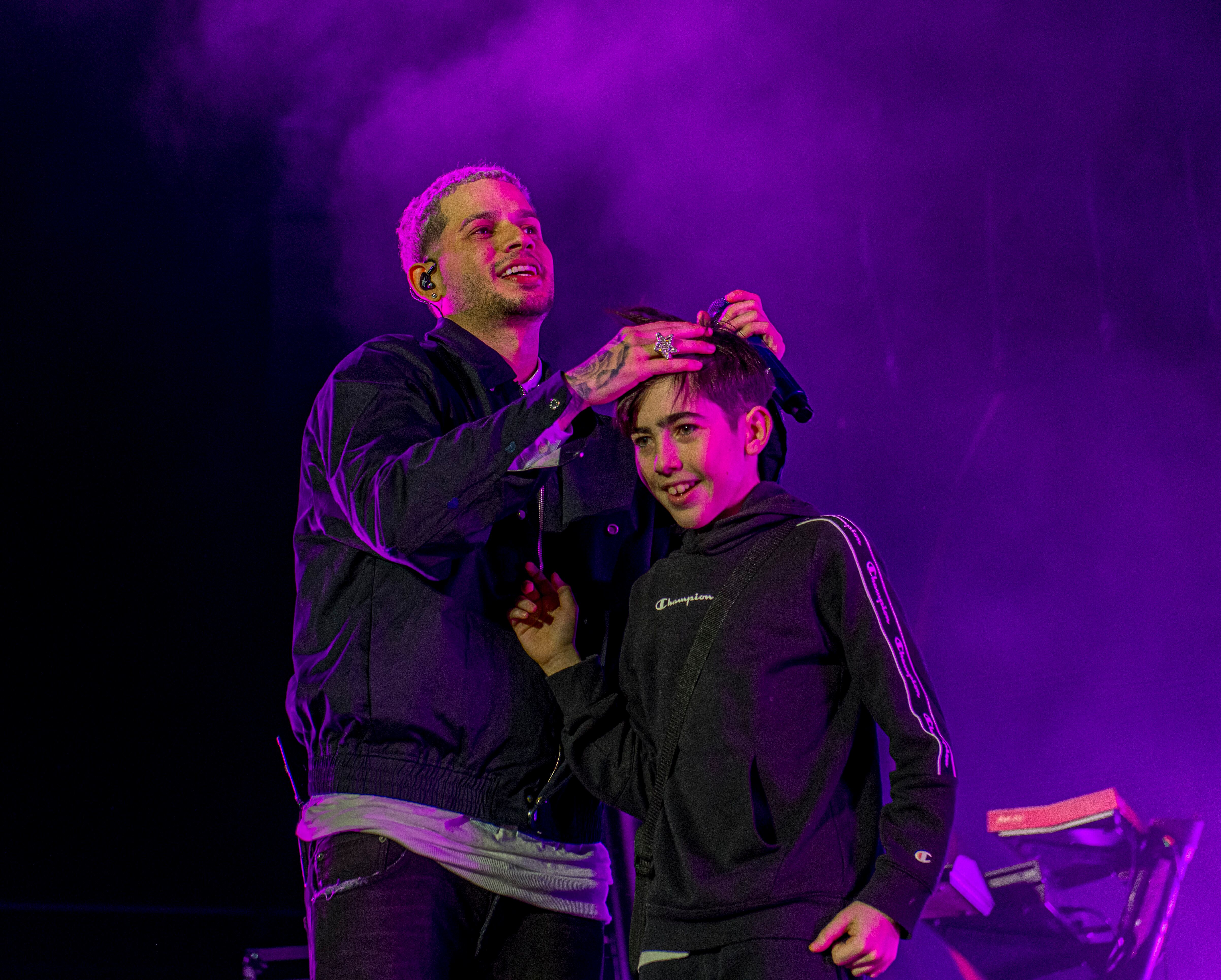 Este gran fan de Dei V cumplió su sueño de subirse al escenario y conocer a su artista favorito.