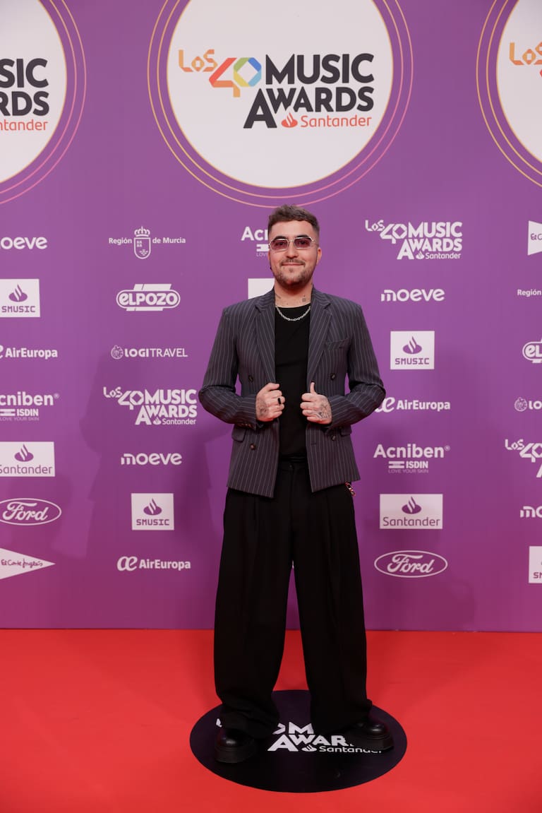 Beret posa en LOS40 Music Awards Santander 2025 con una chaqueta de rayas diplomática y pantalones palazzo.