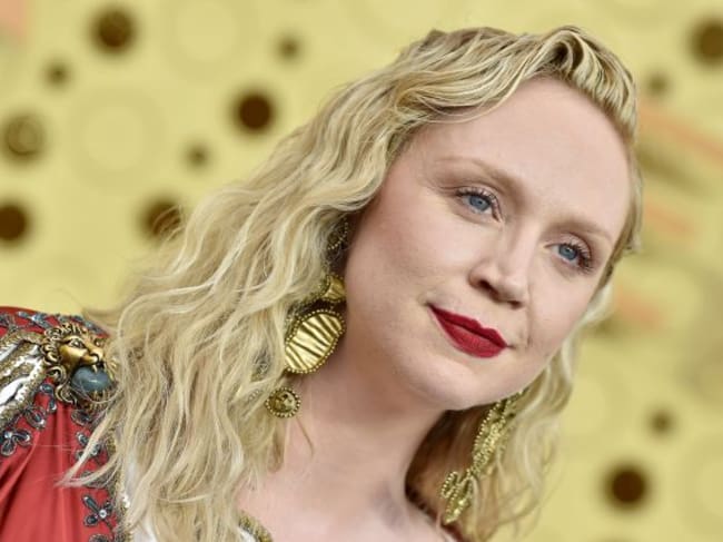 Cabeza de león con un zafiro entre las fauces en el vestido de Gwendoline Christie.