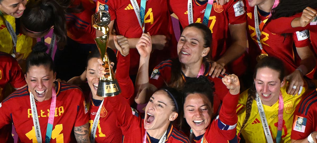 La Selección española de fútbol femenina celebrando haber ganado el Mundial de 2023.