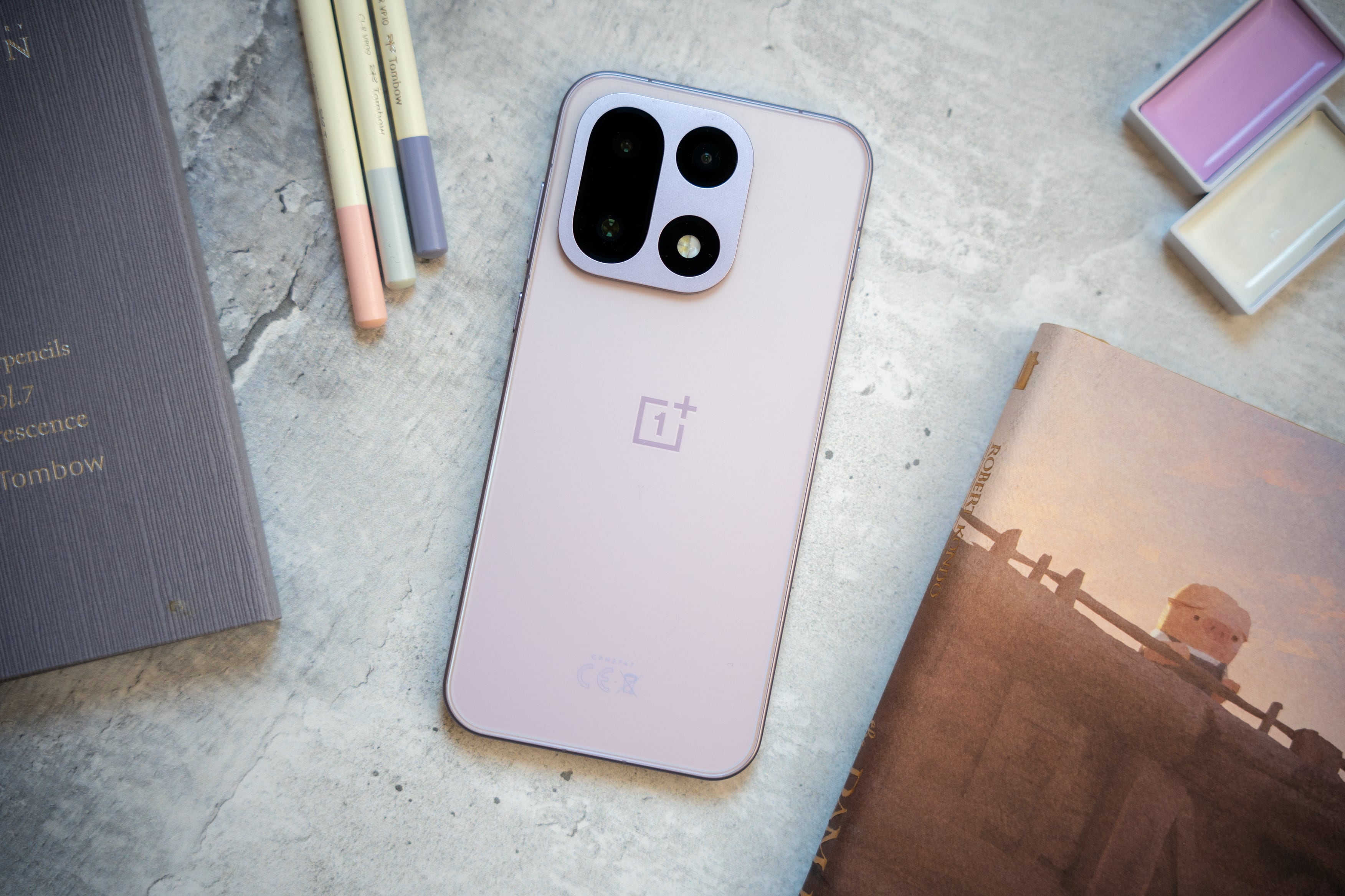OnePlus 15 &#039;Ultra Violet&#039;: el color más atrevido del nuevo flagship de la marca.