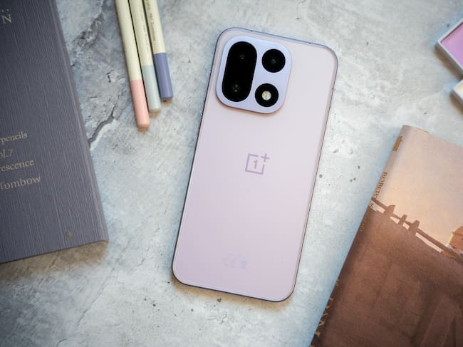 OnePlus 15 'Ultra Violet': el color más atrevido del nuevo flagship de la marca.