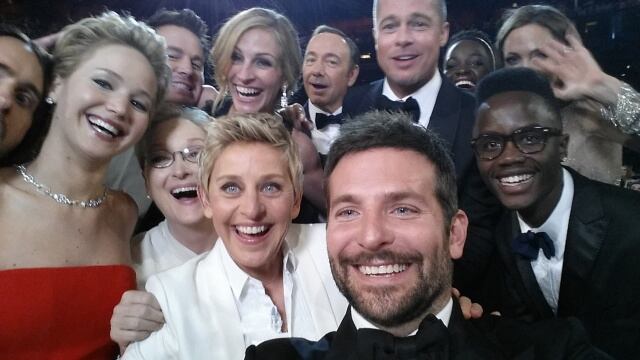 Brad Pitt, Angelina Jolie y Jennifer Lawrence, en una curiosa coincidencia en el selfie más famoso de los premios Oscar