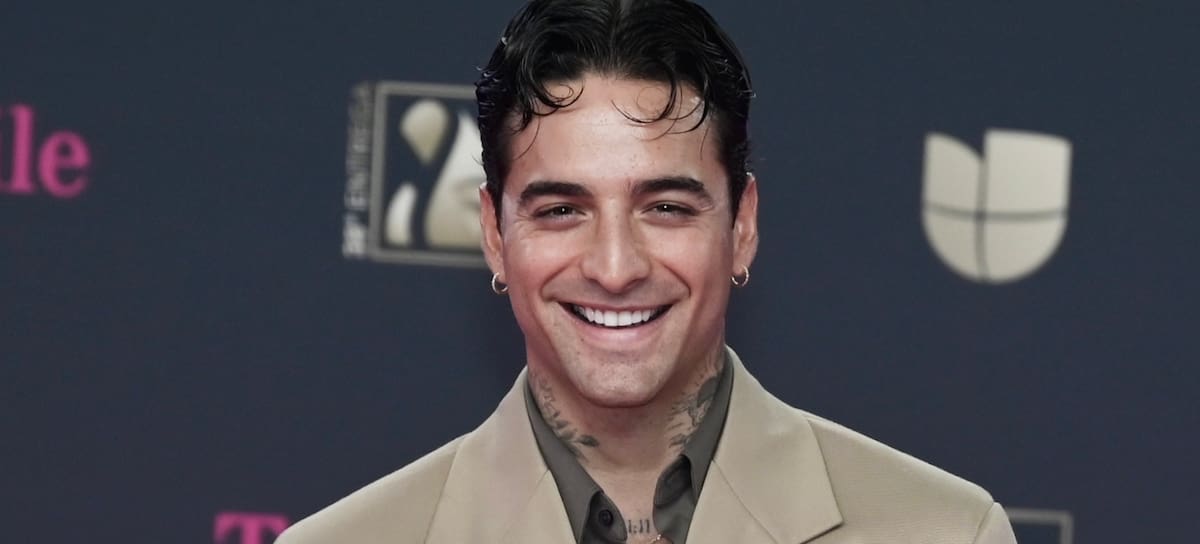 Todavía le estamos dando vueltas a si el nuevo look de Maluma es el que más le favorece. Le ha quitado años, pero no acabamos de reconocerle. Además, ha dejado paso a lo oversize como vimos con este traje en tonos marrones.