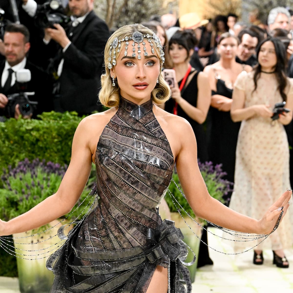 Sabrina Carpenter lleva el séptimo arte a la MET Gala con un vestido de cine