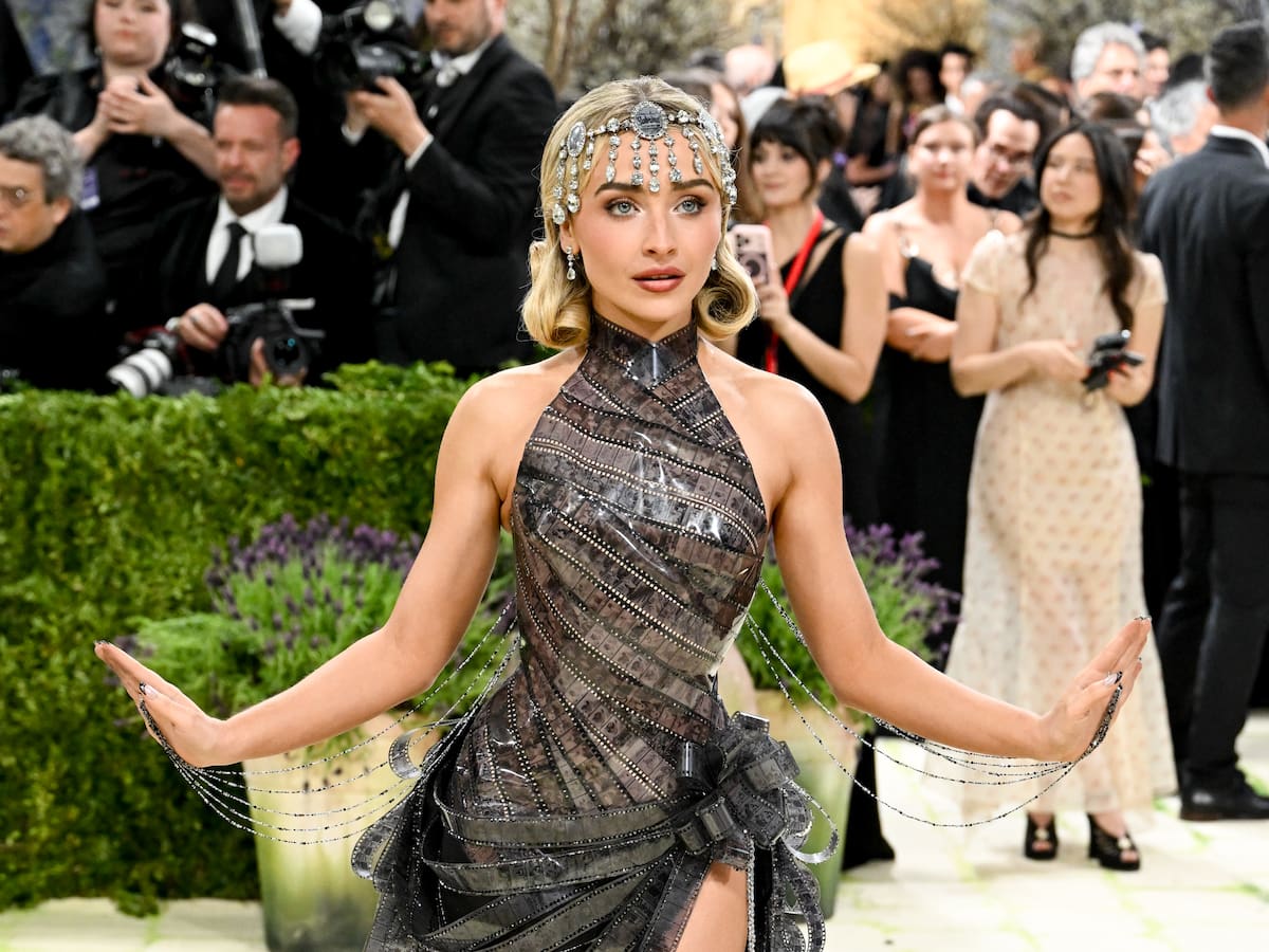 Sabrina Carpenter lleva el séptimo arte a la MET Gala con un vestido de cine