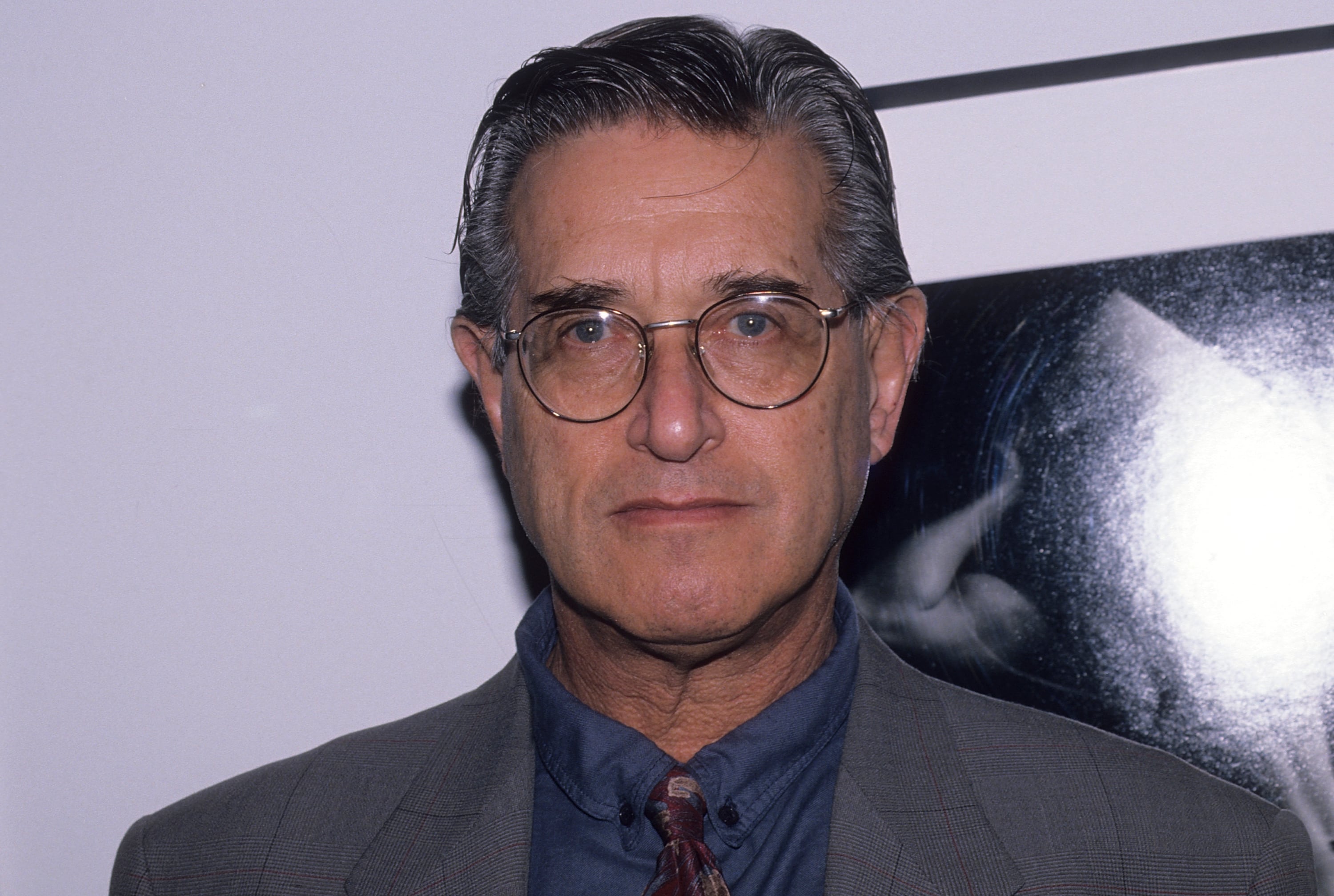 El fotógrafo Art Kane asiste a "El espíritu indomable: Fotógrafos y artistas responden en tiempos del SIDA" exposición inaugural el 8 de febrero de 1990