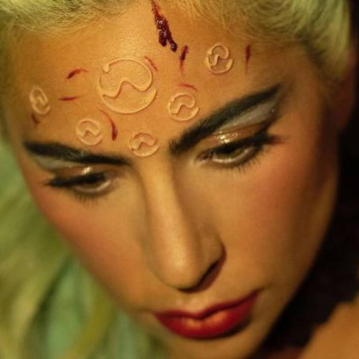 Lady Gaga estrena “9-1-1”, una impactante historia de su salud mental