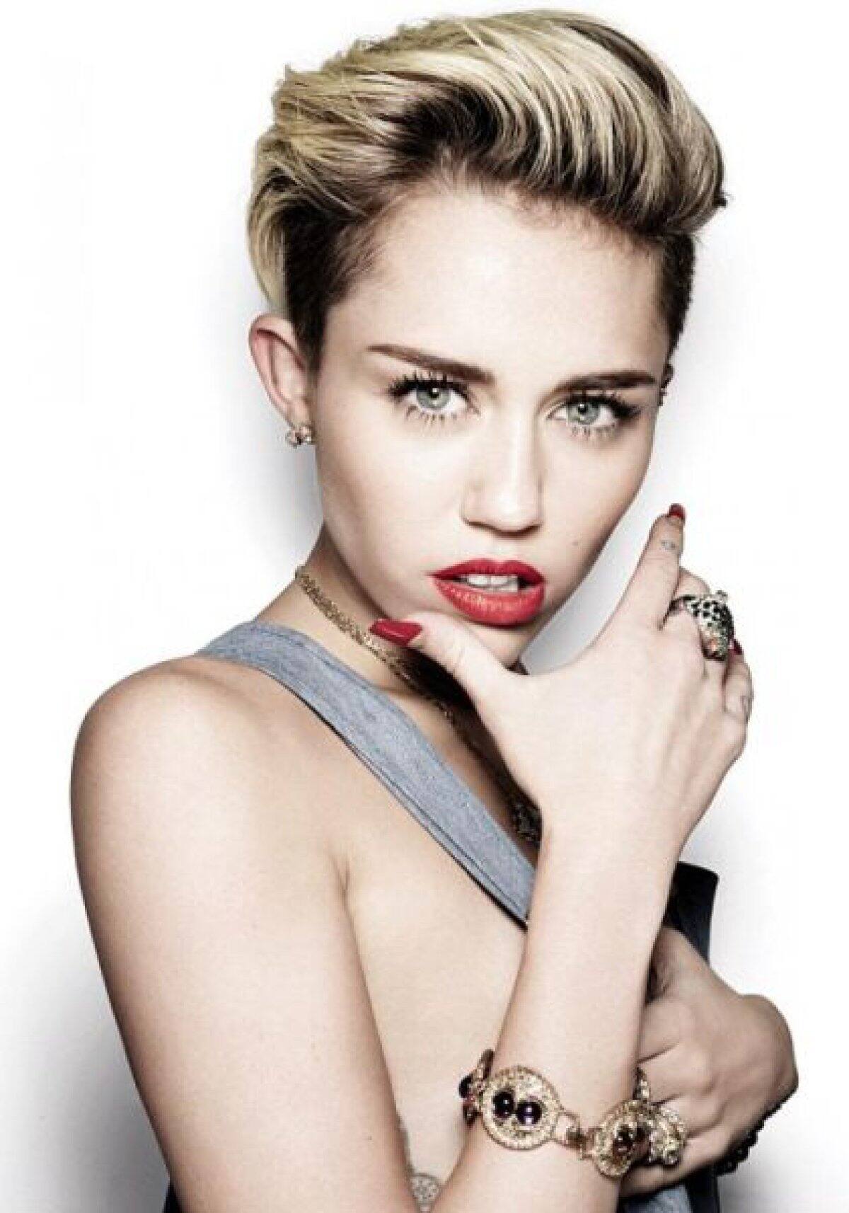 La cerró en 2009 porque su prometido Liam Hemsworth se lo había pedido. Cuando cortaron, volvió a Twitter (@MileyCyrus)