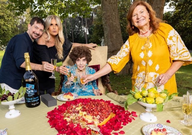 Alessandro Lo Cascio, Tiziana Rocca, Graziella Maretti y Gina Lollobrigida en el 95º cumpleaños de esta última en Roma, en julio de 2022.