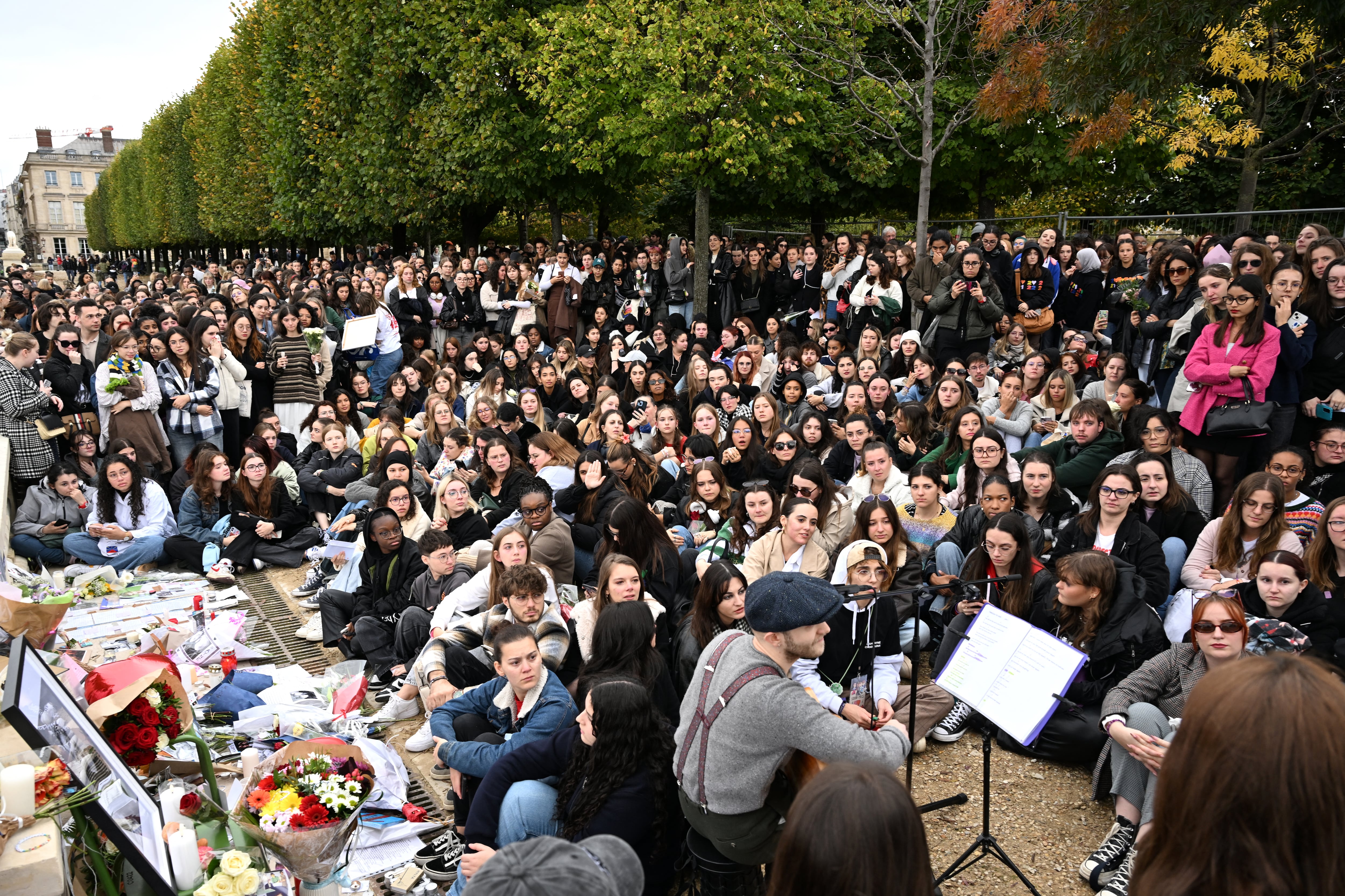 Fans le dan el último adiós al cantante británico Liam Payne en París, Francia el 20 de octubre de 2024. (Photo by Bertrand GUAY / AFP) (Photo by BERTRAND GUAY/AFP via Getty Images)