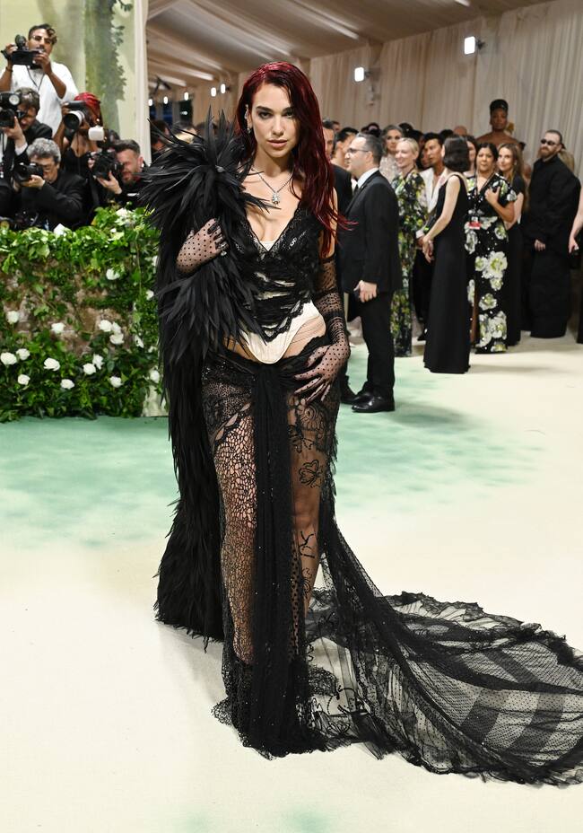 La cantante escogió un diseño de Marc Jacobs. Apostó por un estilo boudoir con ese sensual look lencero de encaje negro con detalles de corsetería y transparencias. No faltó ni la boa de plumas, que acompañó de piezas de alta joyería de Tiffany & Co.