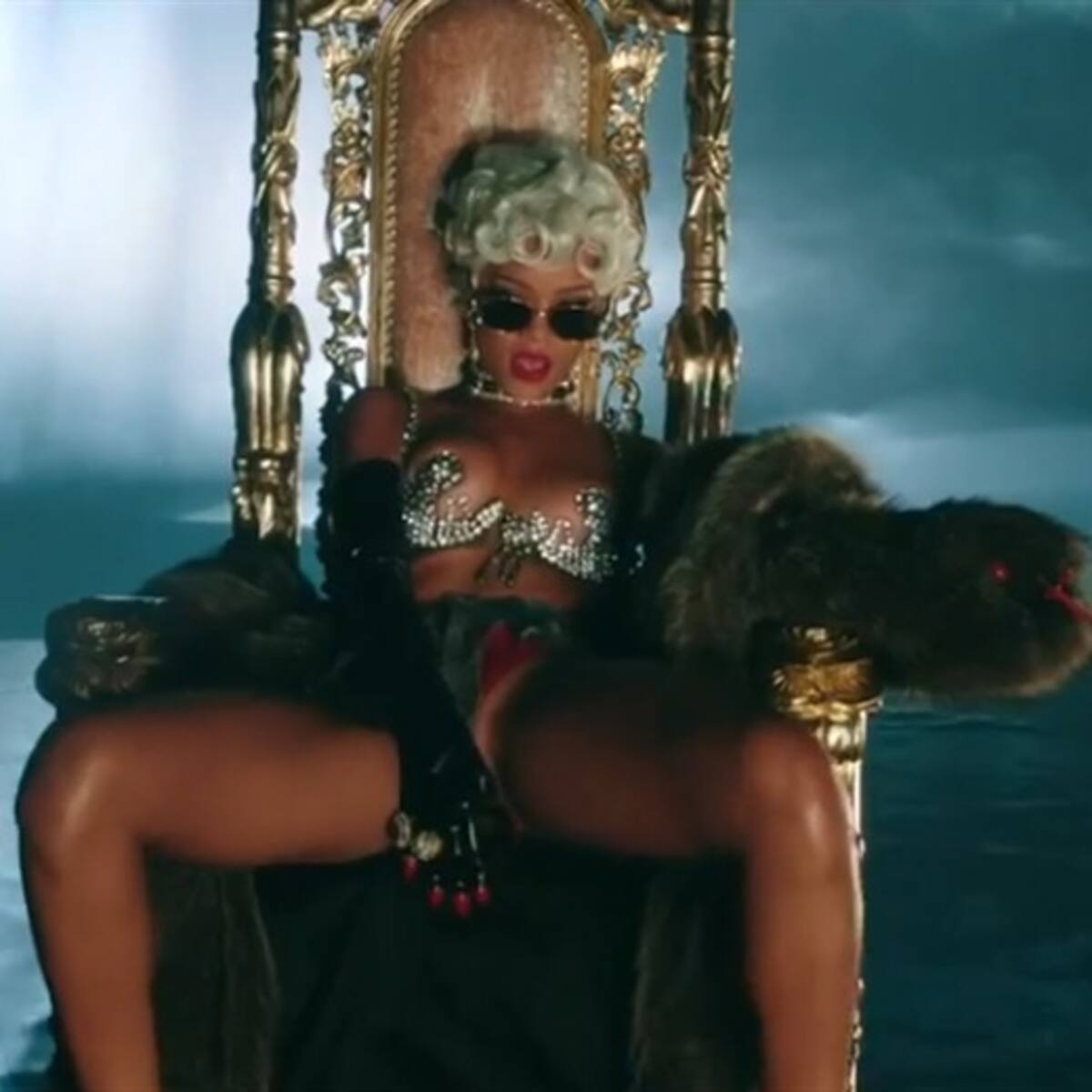 Se estrenó "Pour it up" de Rihanna