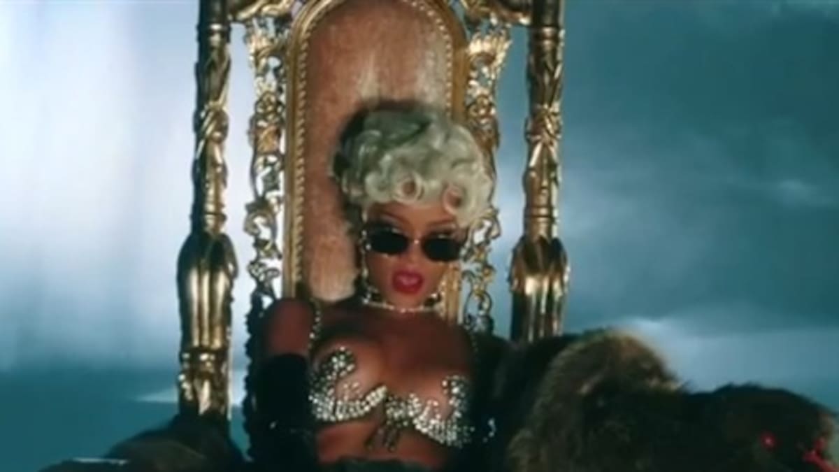 Se estrenó "Pour it up" de Rihanna