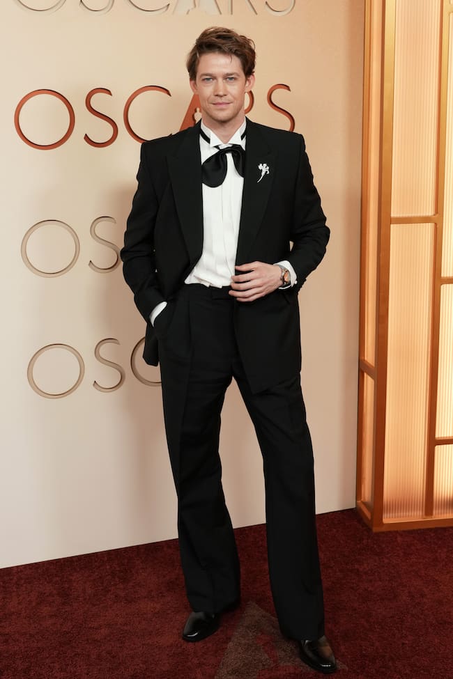 Hollywood se ha vestido de gala para su 98ª edición de los Premios Oscar. Poco a poco han ido desfilando actores y actrices por el Dolby Theatre que se ha convertido en el mayor escaparate de tendencias. Uno de los primeros en llegar era el ex de Taylor Swift, Joe Alwyn.