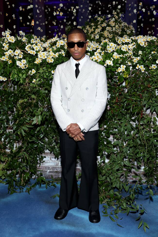 Pharrell Williams, co-anfitrión, fue discreto con una chaqueta de noche de doble botonadura con cuentas y pantalones oscuros. Eso sí, era una pieza única que tardó 400 horas en crearse debido a sus 15.000 perlas dispuestas en un diseño a rayas. No se quitó las gafas oscuras para hacerse las fotos.